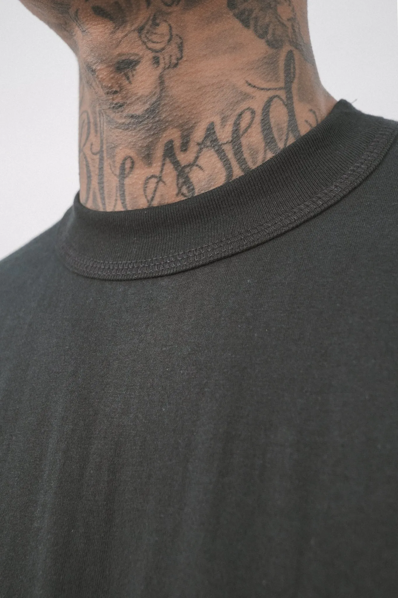 CLASSIC LITE POCKET TEE V3 IN CAVIAR