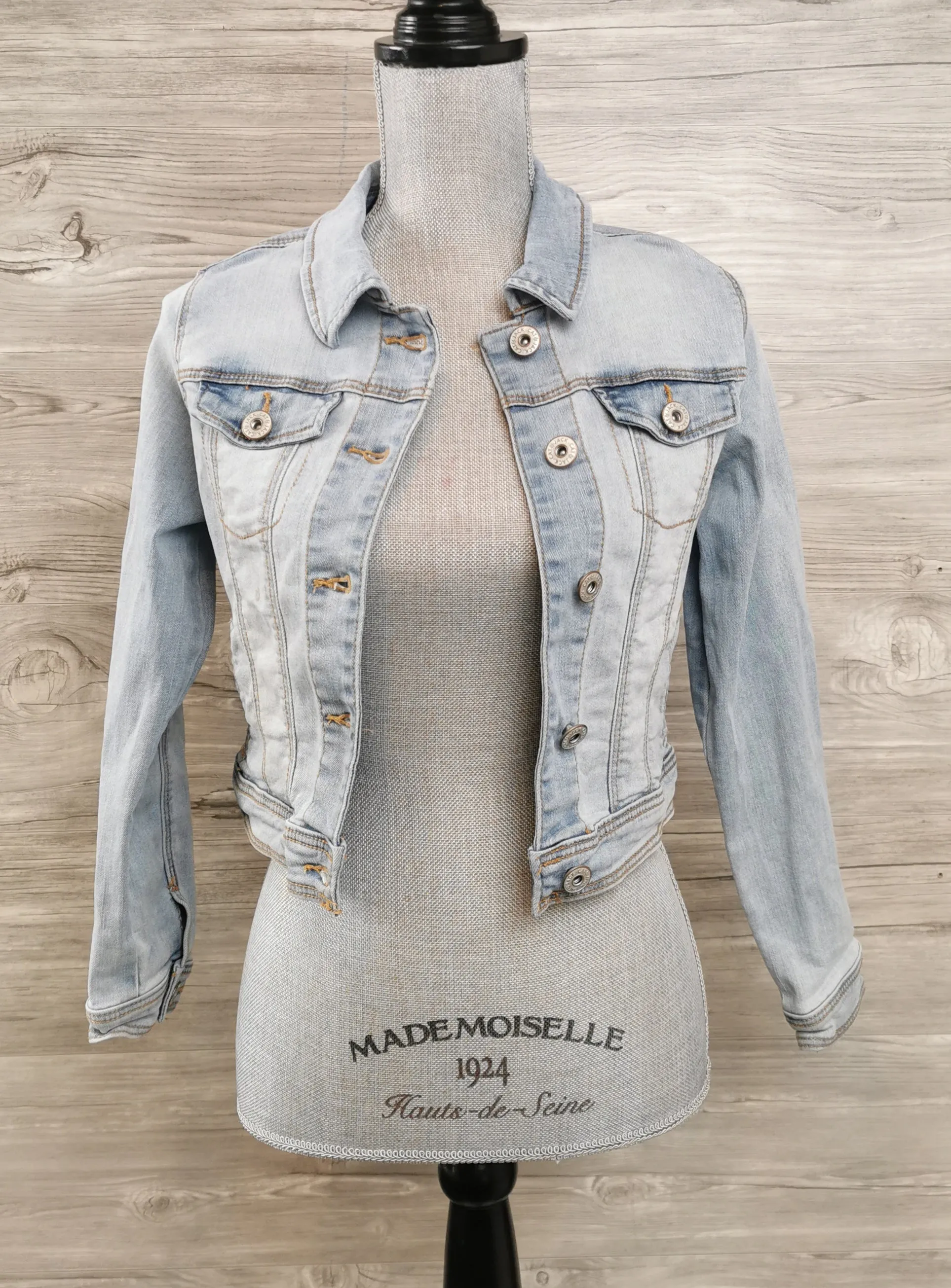 GIRL SIZE LARGE (10/12 YEARS) - CAT & JACK, Cropped, Light Blue Denim Jacket VGUC B39
